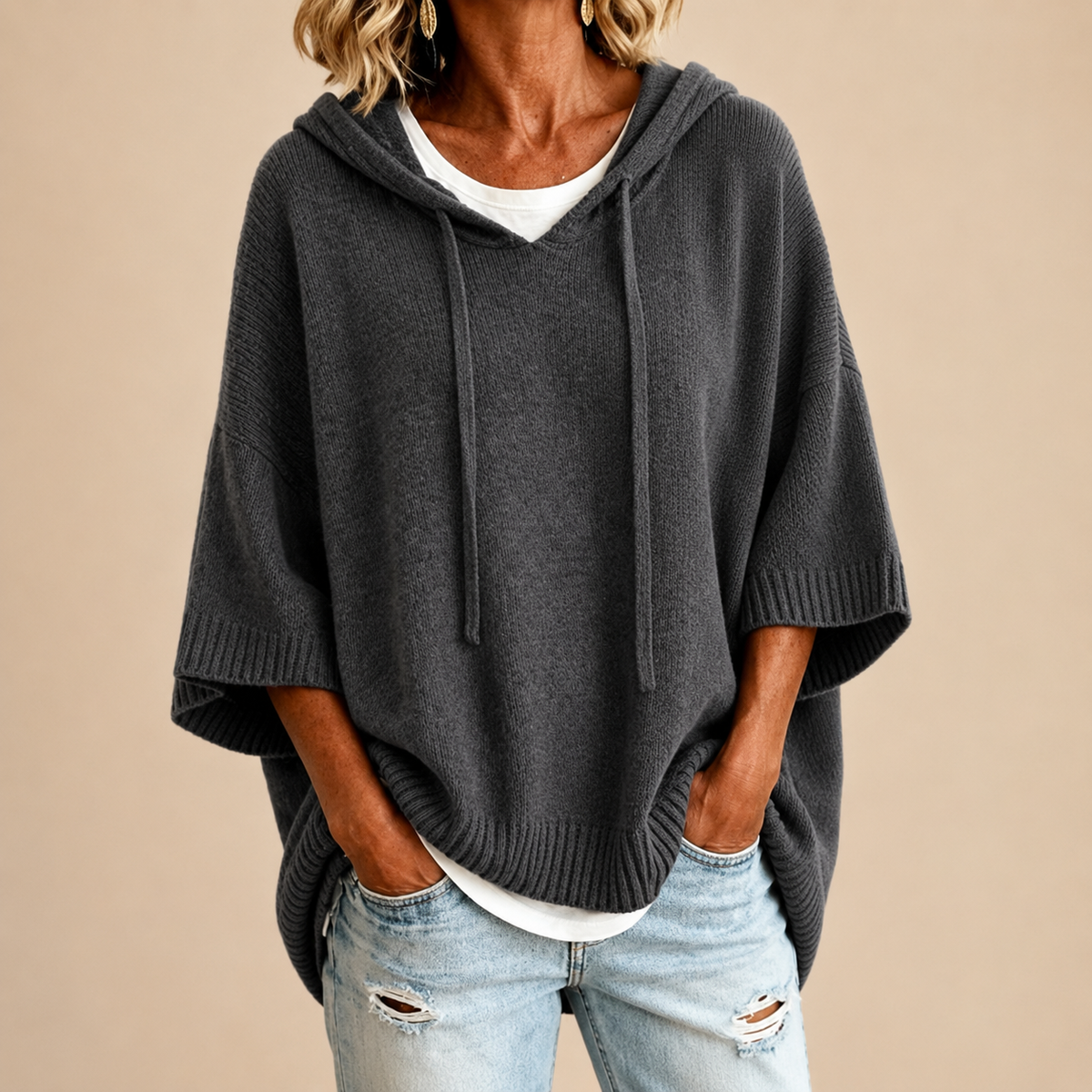 Oriana | Poncho en maille avec capuche et manches trois-quarts